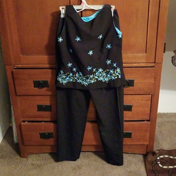 Sleeveless Pant Suit - Picture 1 of 3